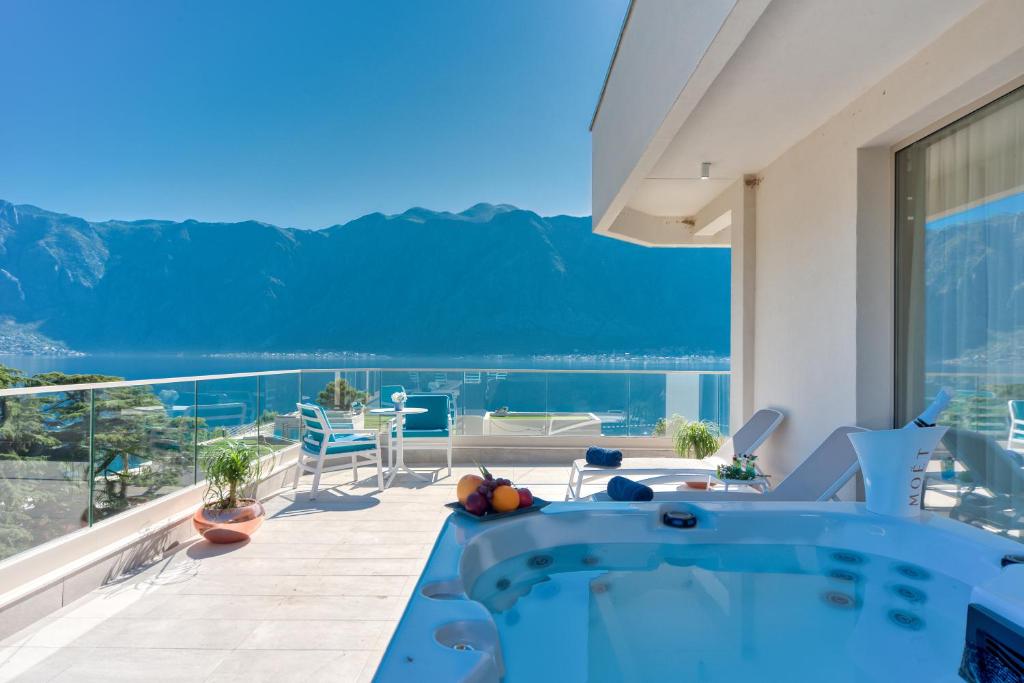 Сьюит (Улучшенный люкс с видом на море) отеля Blue Kotor Bay Premium Spa Resort, Котор