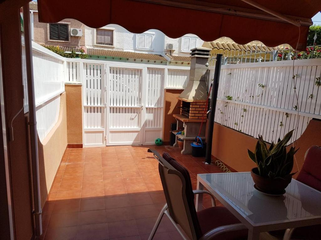 House with 2 bedrooms in Los Alcazares with furnished terrace and WiFi 650 m from the beach, Мурсия