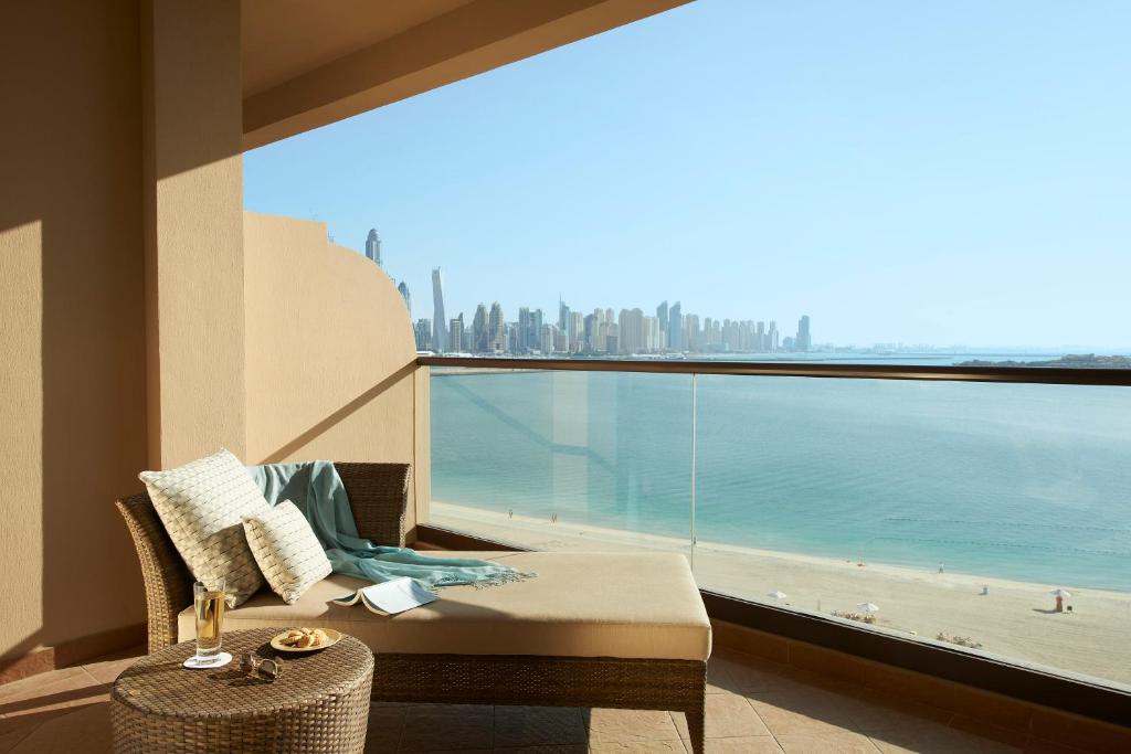 Сьюит (Семейный угловой люкс с 2 спальнями) курортного отеля Fairmont The Palm, Дубай