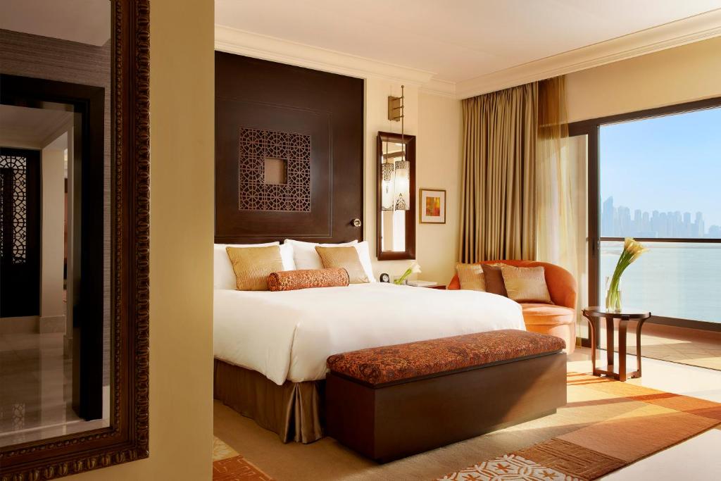 Сьюит (Суперлюкс с балконом с полным видом на море) курортного отеля Fairmont The Palm, Дубай