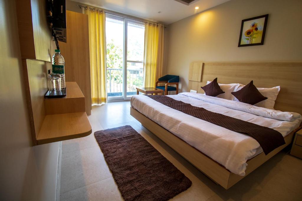 Двухместный (Улучшенный двухместный номер с 1 кроватью) отеля Punyah Residency Rishikesh, Ришикеш