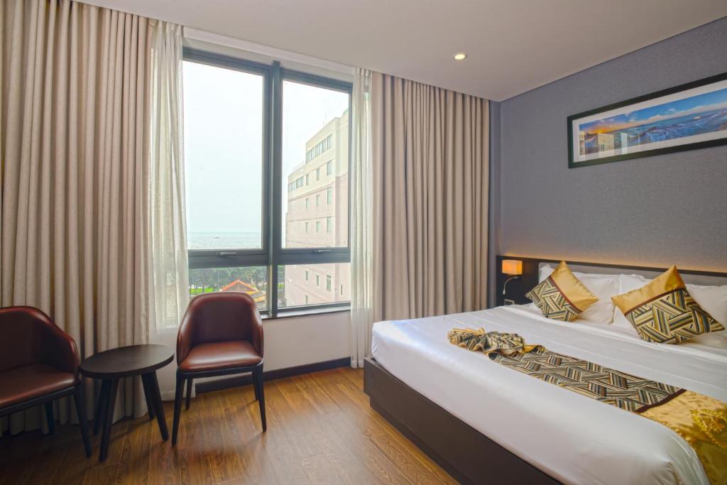 Двухместный (Двухместный номер Делюкс с 1 кроватью и боковым видом на море) отеля SK LEGEND VUNG TAU HOTEL, Вунгтау