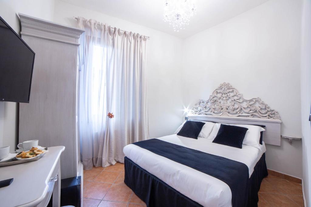 Двухместный (Двухместный номер с 1 кроватью и собственной ванной комнатой вне номера) отеля Hotel Sole, Флоренция