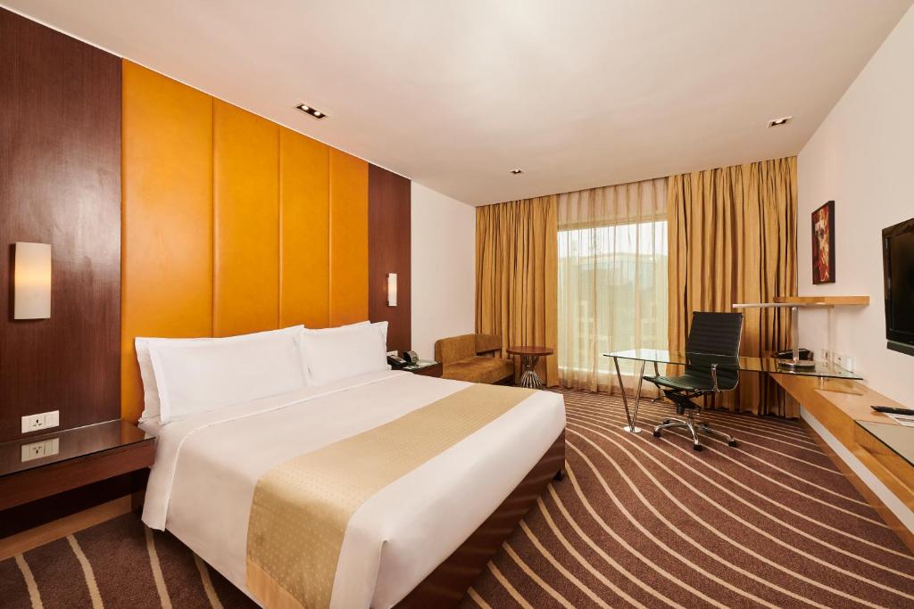 Двухместный (Улучшенный номер с кроватью размера «king-size») отеля Holiday Inn Mumbai International Airport, Мумбай