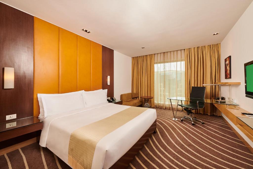 Трехместный (Deluxe King Room - Smoking with bathtub) отеля Holiday Inn Mumbai International Airport, Мумбай