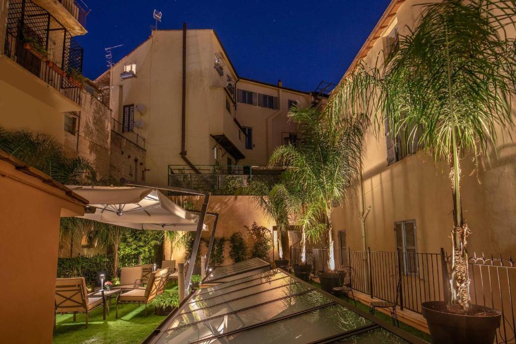 Семейный (Семейный люкс с балконом) отеля Hotel La Place Roma, Рим