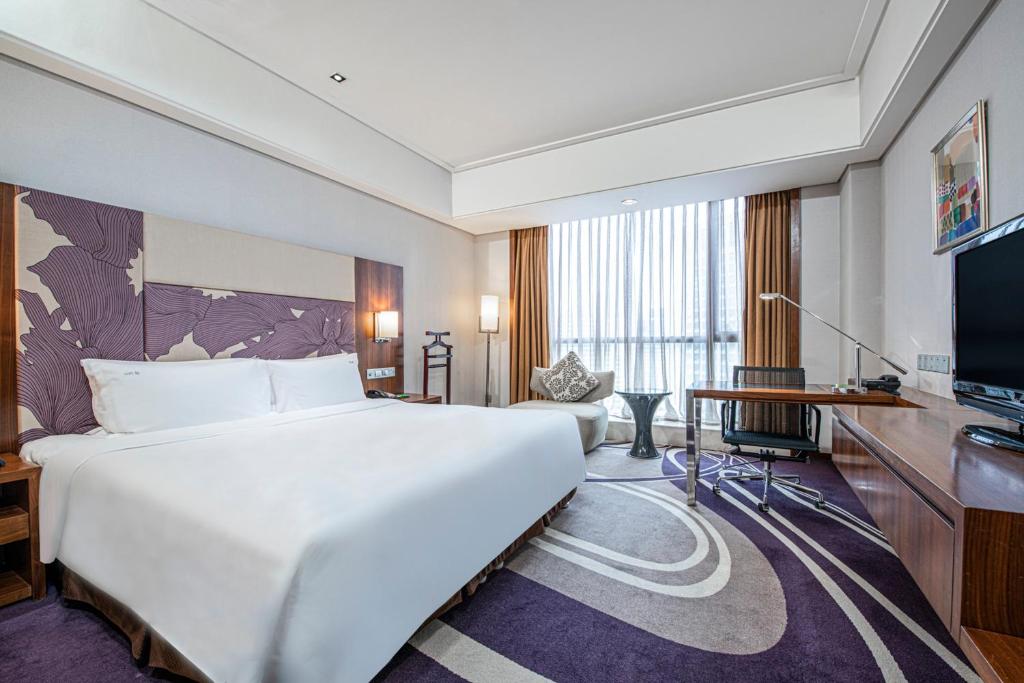 Трехместный (Corner Premium King Room) отеля Holiday Inn Qingdao City Center, Циндао