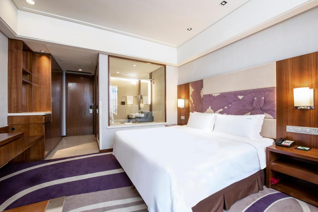 Трехместный (Premium King Room with Lounge Access) отеля Holiday Inn Qingdao City Center, Циндао