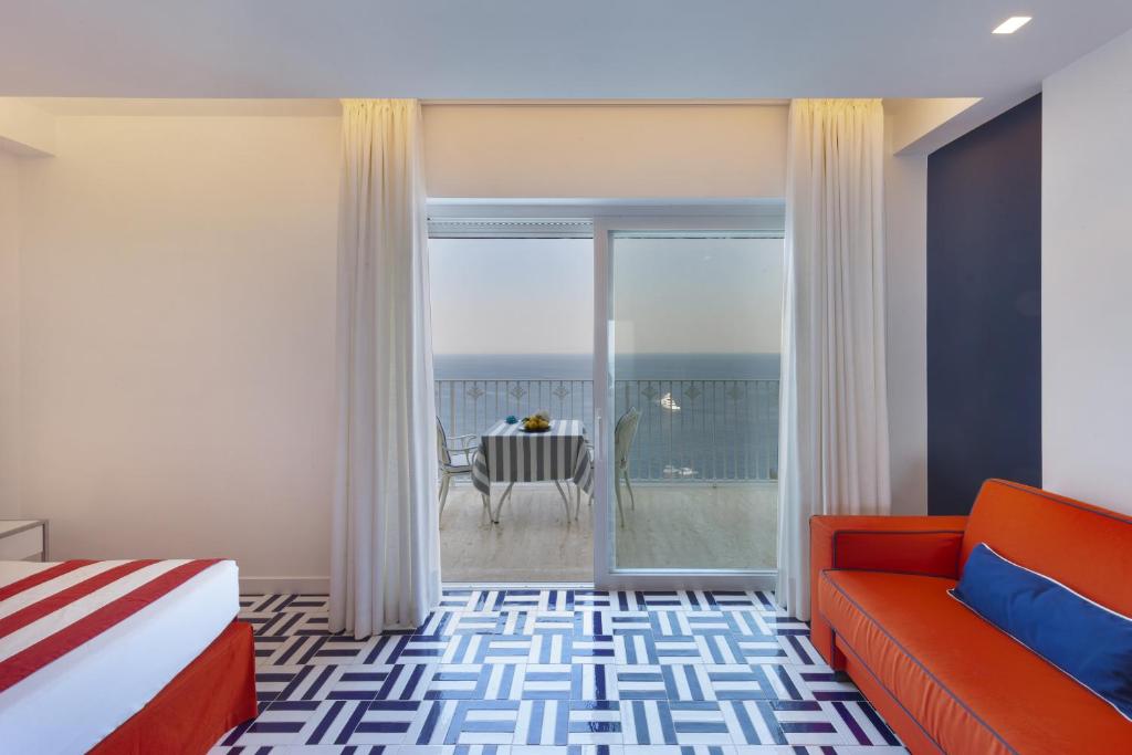 Двухместный (Просторный двухместный номер Делюкс с 1 кроватью или 2 отдельными кроватями и видом на море) отеля Grand Hotel Riviera, Сорренто