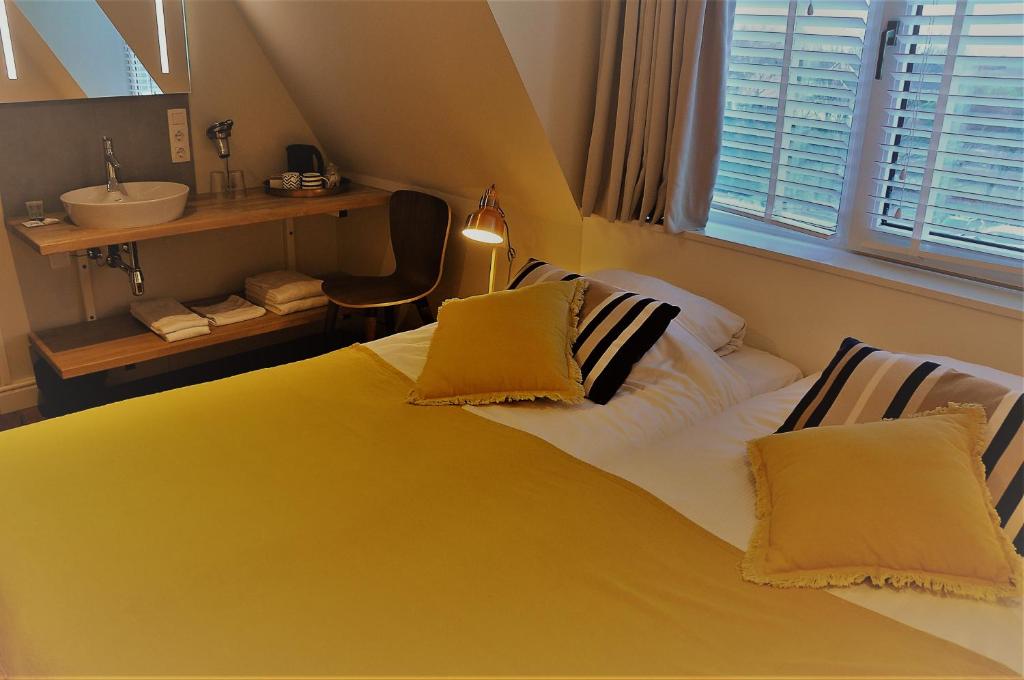 Двухместный (Небольшой двухместный номер с 2 отдельными кроватями) отеля Hotel Sanders de Paauw, Берген-оп-Зом