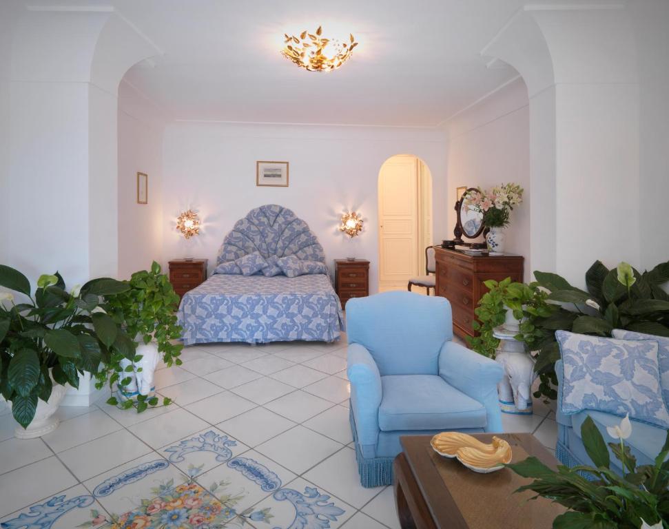 Сьюит (Полулюкс с террасой, вид на море) отеля Hotel Villa Brunella, Капри