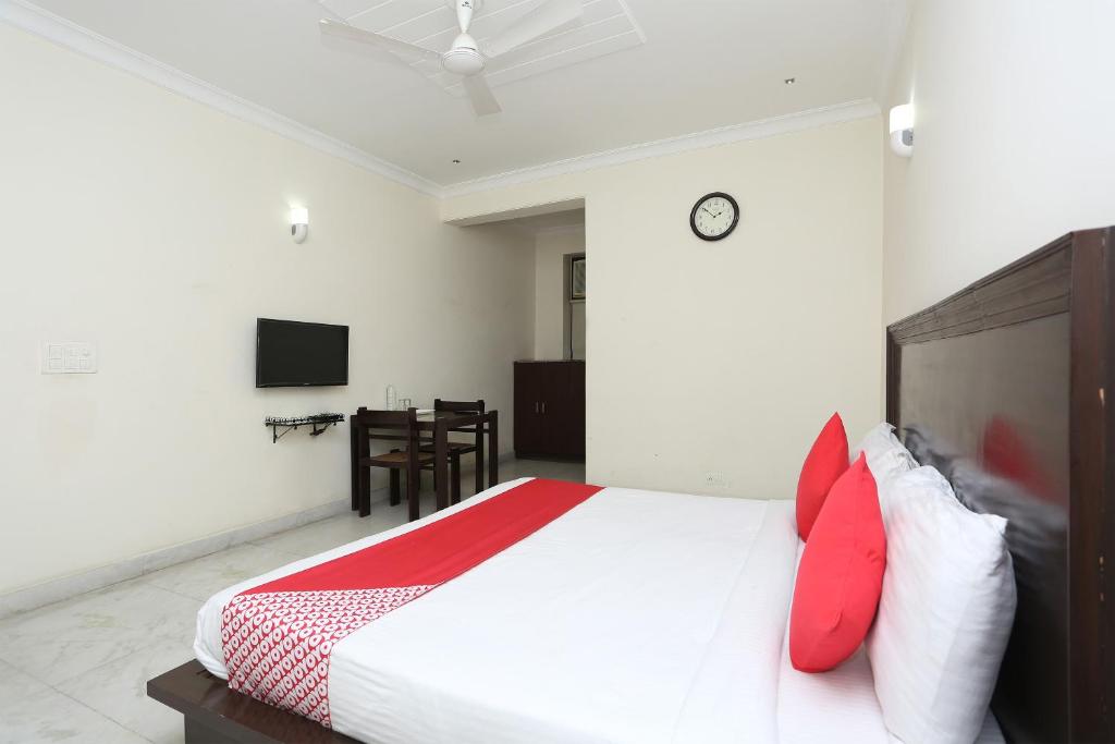Двухместный (Номер с кроватью размера «king-size») отеля OYO 15822 Ryan Residency, Гургаон