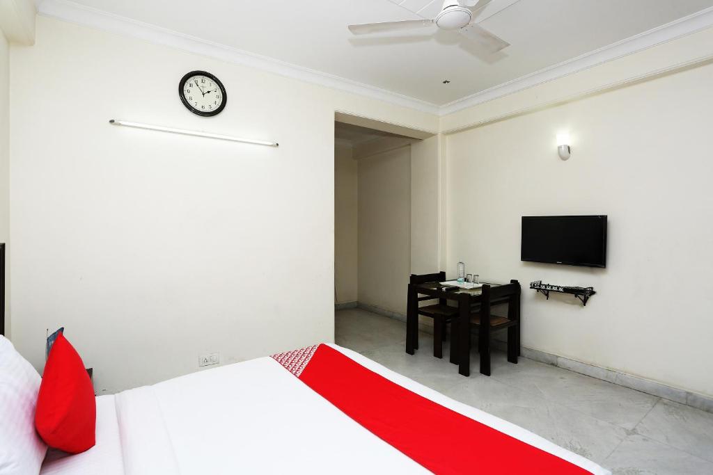 Двухместный (Двухместный номер Делюкс с 1 кроватью) отеля OYO 15822 Ryan Residency, Гургаон