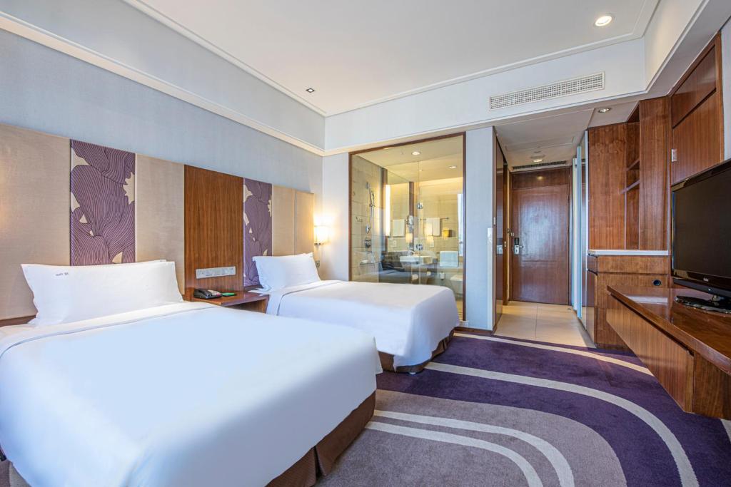 Двухместный (Клубный двухместный номер с 1 кроватью или 2 отдельными кроватями) отеля Holiday Inn Qingdao City Center, Циндао