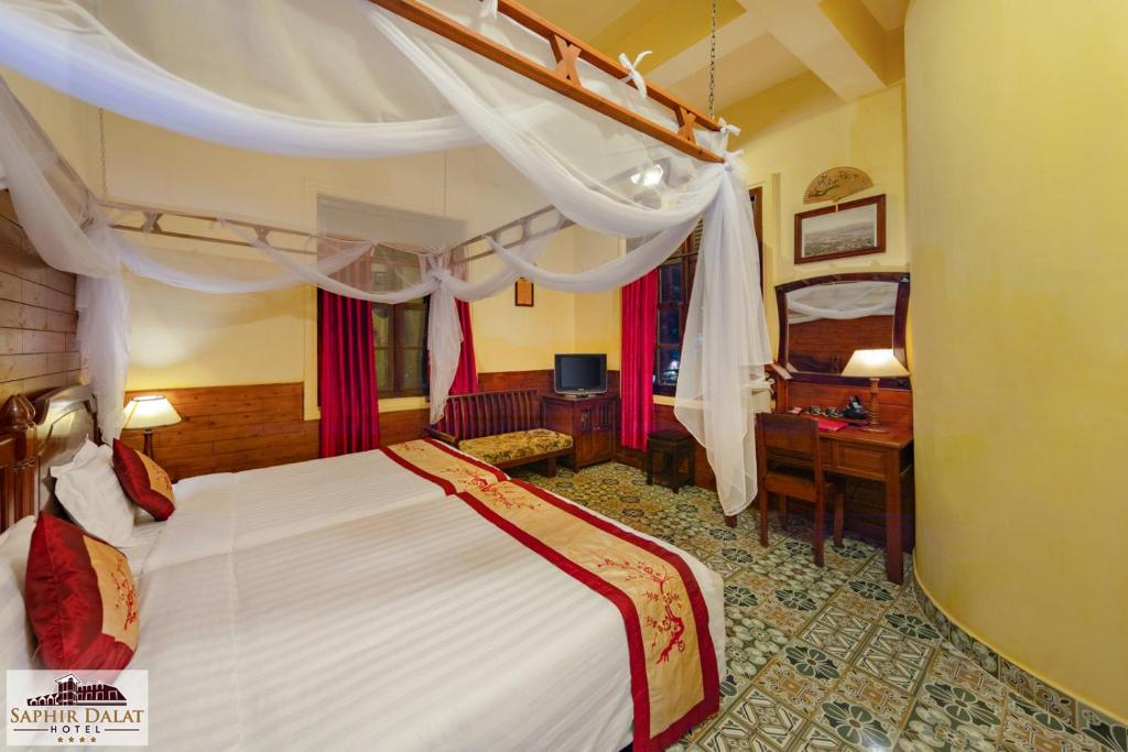 Двухместный (Стандартный двухместный номер с 2 отдельными кроватями) отеля Saphir Dalat Hotel, Далат