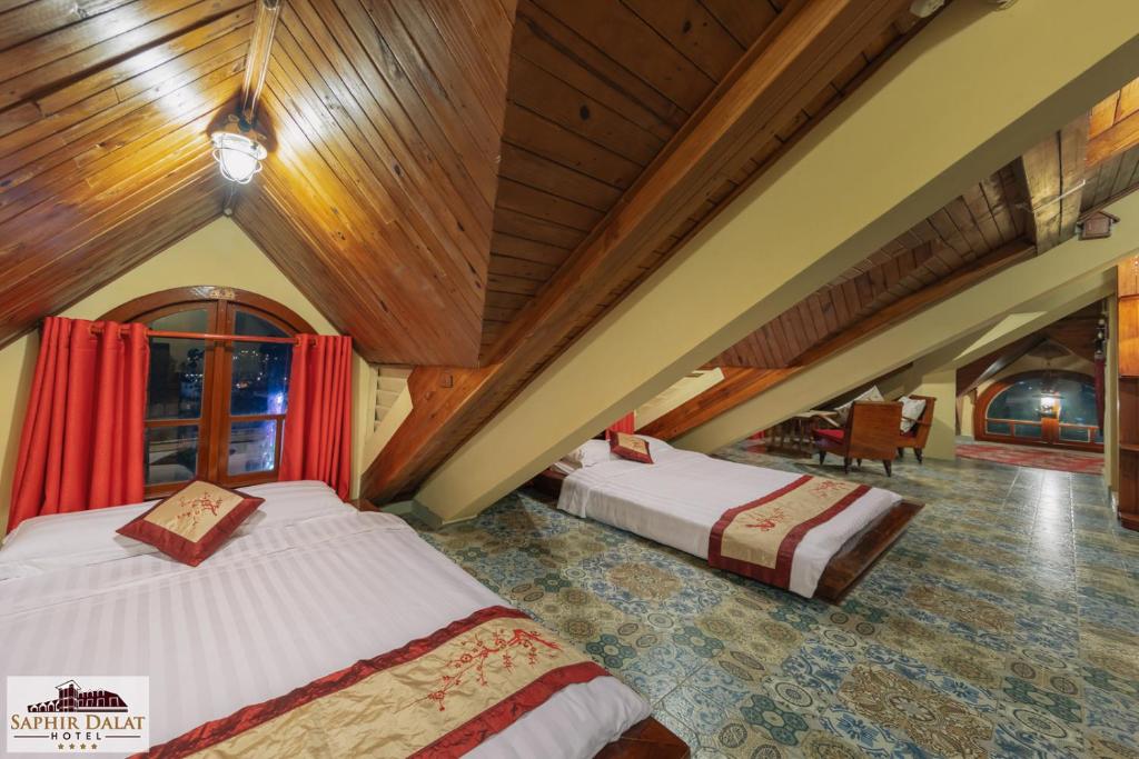 Двухместный (Улучшенный номер с 2 отдельными кроватями и видом на город) отеля Saphir Dalat Hotel, Далат