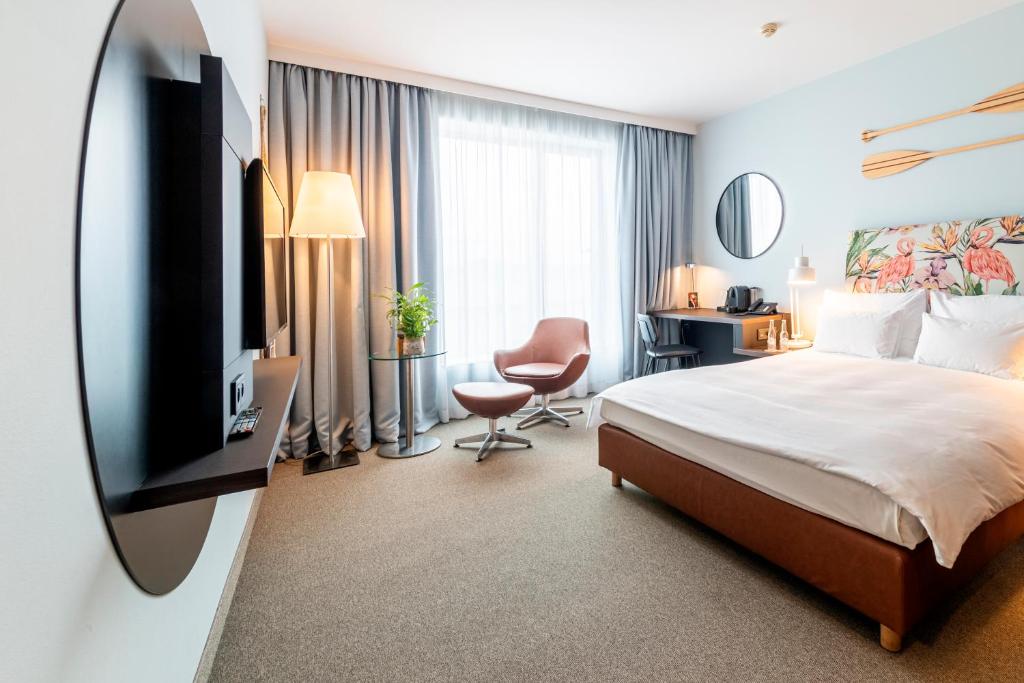 Двухместный (Улучшенный номер с кроватью размера «queen-size») отеля Vienna House Andel’s Cracow, Краков