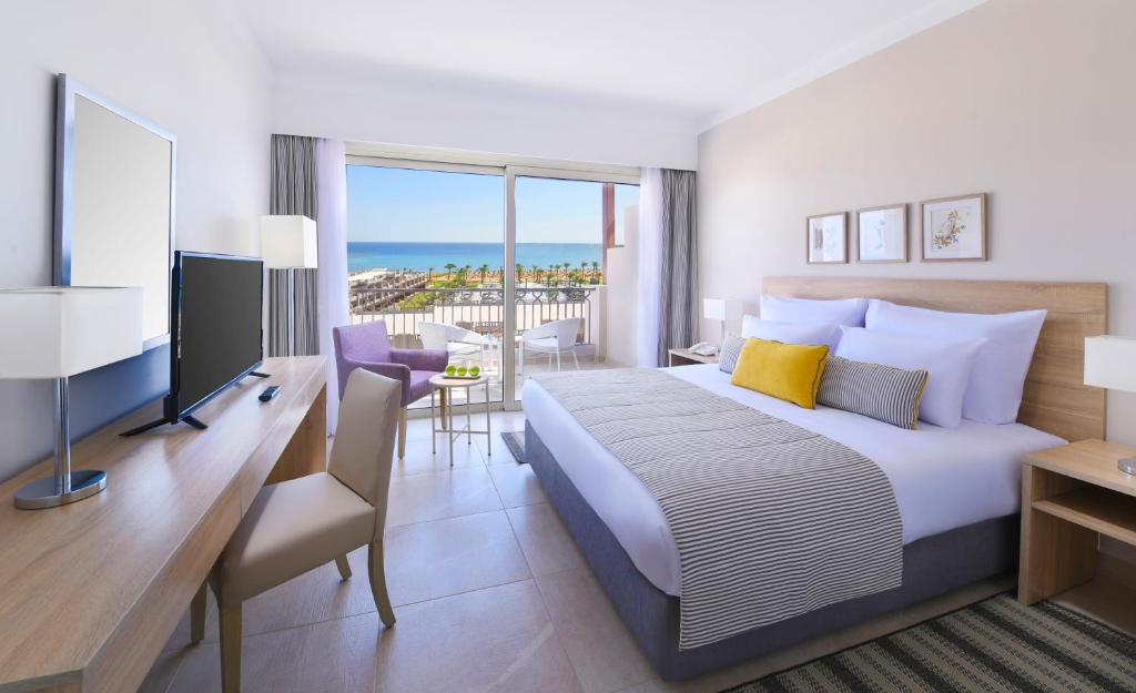 Двухместный (Улучшенный номер с кроватью размера «queen-size», вид на залив) отеля Iberotel Costa Mares, Марса-эль-Алам