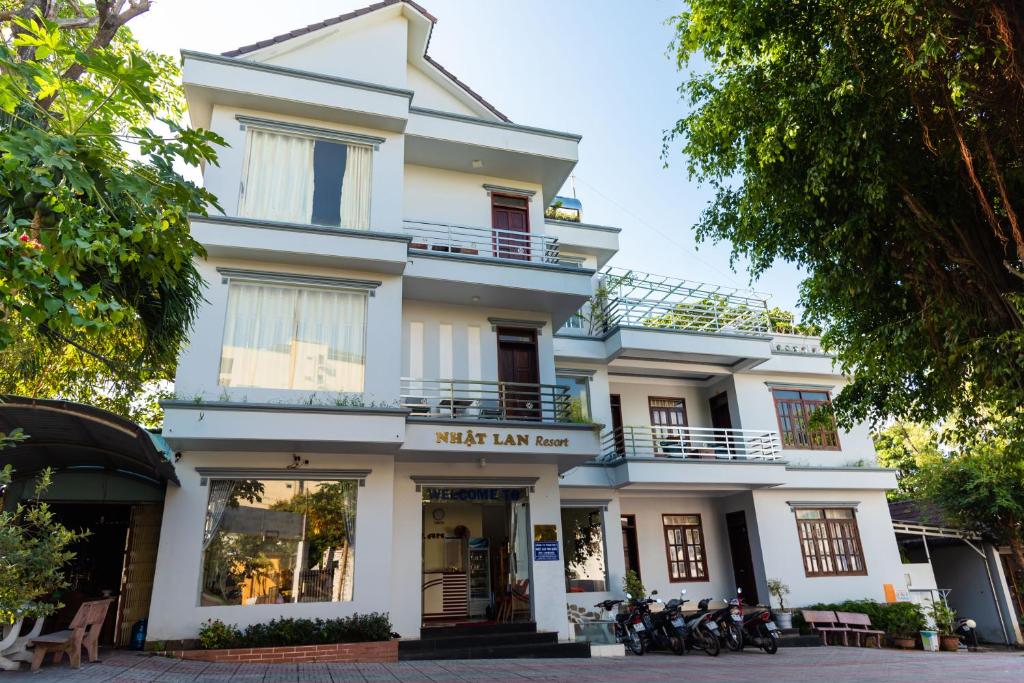 Семейный (Семейный номер с видом на сад) курортного отеля Nhat Lan Resort, Дуонг-Донг