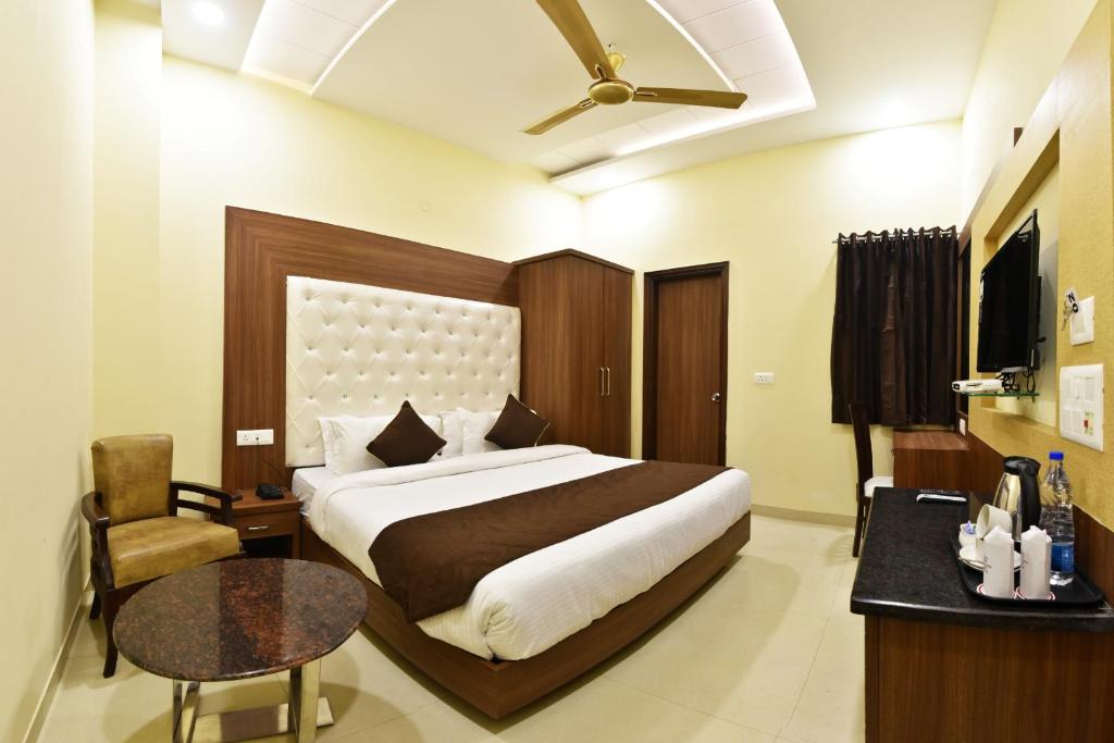 Двухместный (Двухместный номер Делюкс с 1 кроватью) отеля Amritsar International, Амритсар