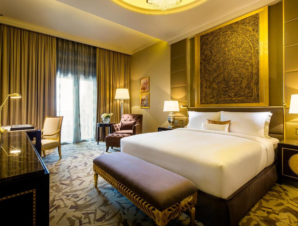 Двухместный (Улучшенный номер с кроватью размера «king-size» и видом на город) отеля Ezdan Palace Hotel, Доха