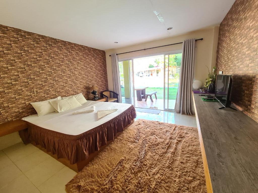 Двухместный (Стандартный двухместный номер с 1 кроватью) курортного отеля Phutawan Resort, Лопбури