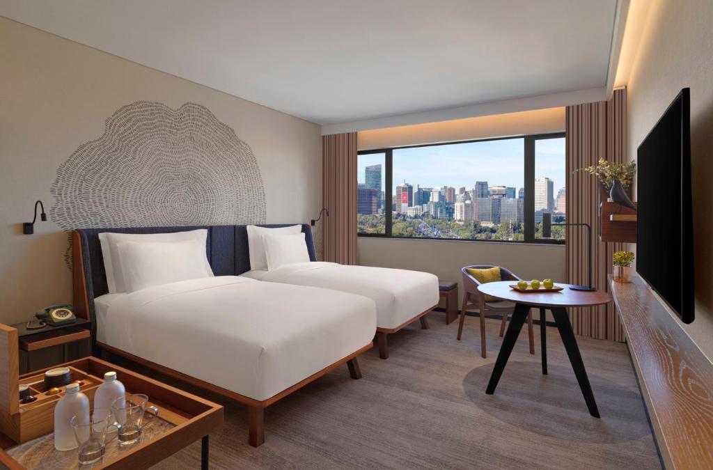 Двухместный (Номер с 2 отдельными кроватями и видом на улицу Саньлитунь) отеля Beijing Zhaolong Hotel, Пекин