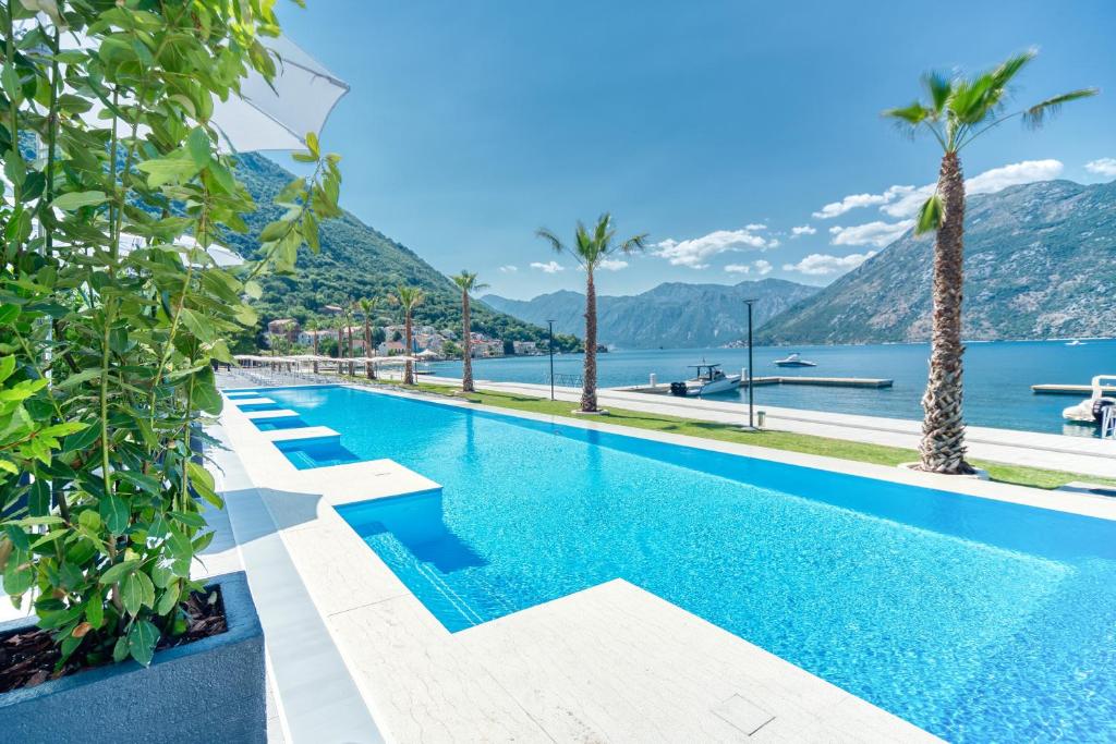 Сьюит (Номер Делюкс у кромки бассейна) отеля Blue Kotor Bay Premium Spa Resort, Котор