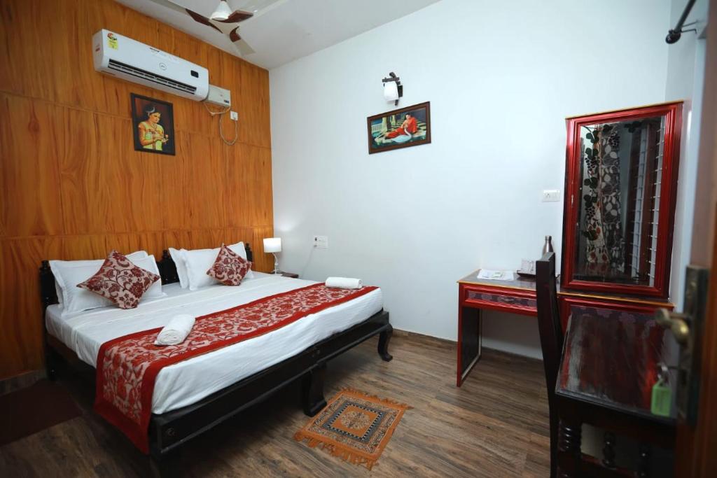 Двухместный (Двухместный номер с 1 кроватью и видом на бассейн) курортного отеля Ideal Ayurvedic Resort, Ковалам