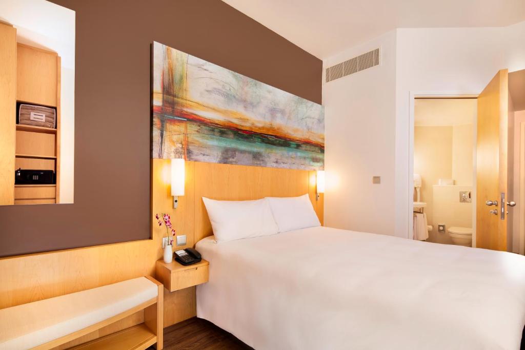 Двухместный (Номер «Премиум» с кроватью размера «queen-size») отеля Ibis One Central, Дубай