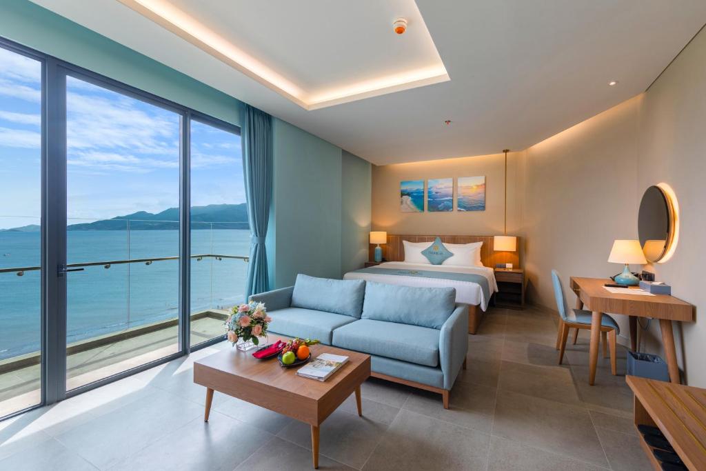 Двухместный (Panorama Queen Room with Ocean View) отеля Fleur De Lys Hotel Quy Nhon, Куинён