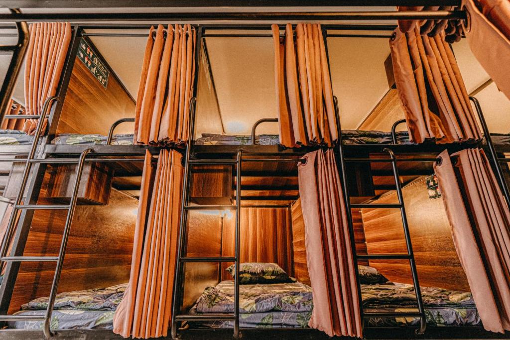 Номер (Односпальная кровать в общем номере для мужчин и женщин) хостела POSIKI Dorm & Café, Дананг