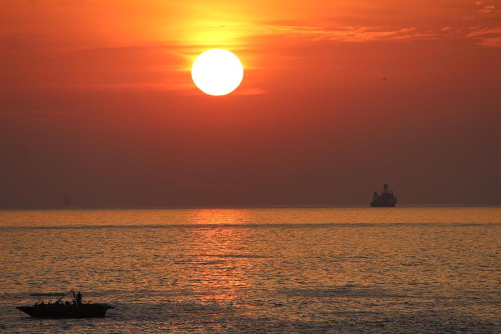 Трехместный (Трехместный номер Делюкс с видом на море), Baga Beach Night