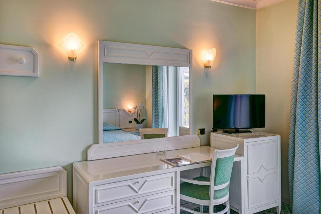 Двухместный (Стандартный двухместный номер с 1 кроватью или 2 отдельными кроватями) отеля Grand Hotel Riviera, Сорренто