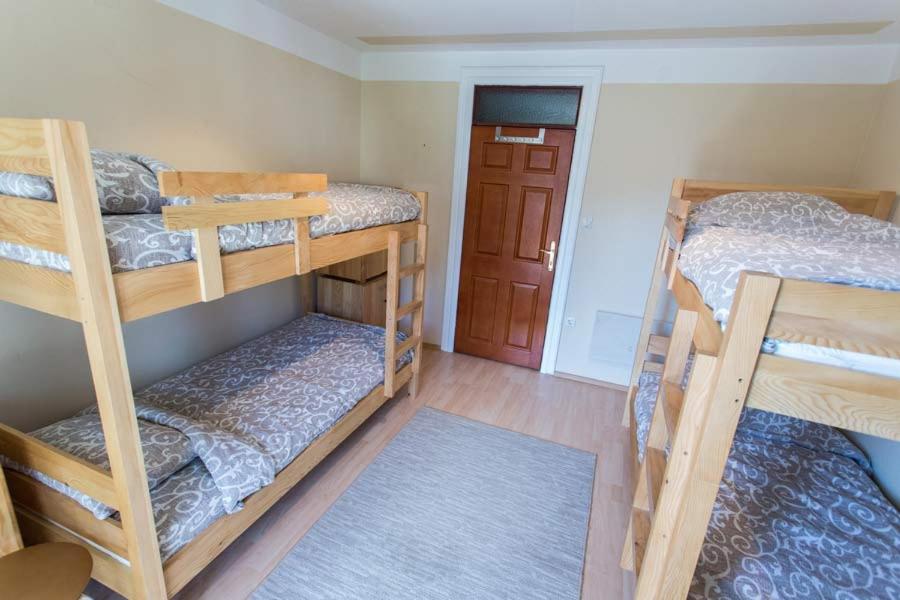 Номер (Кровать в общем 4-местном номере для мужчин и женщин) хостела Hostel Day 'N' Night, Ниш