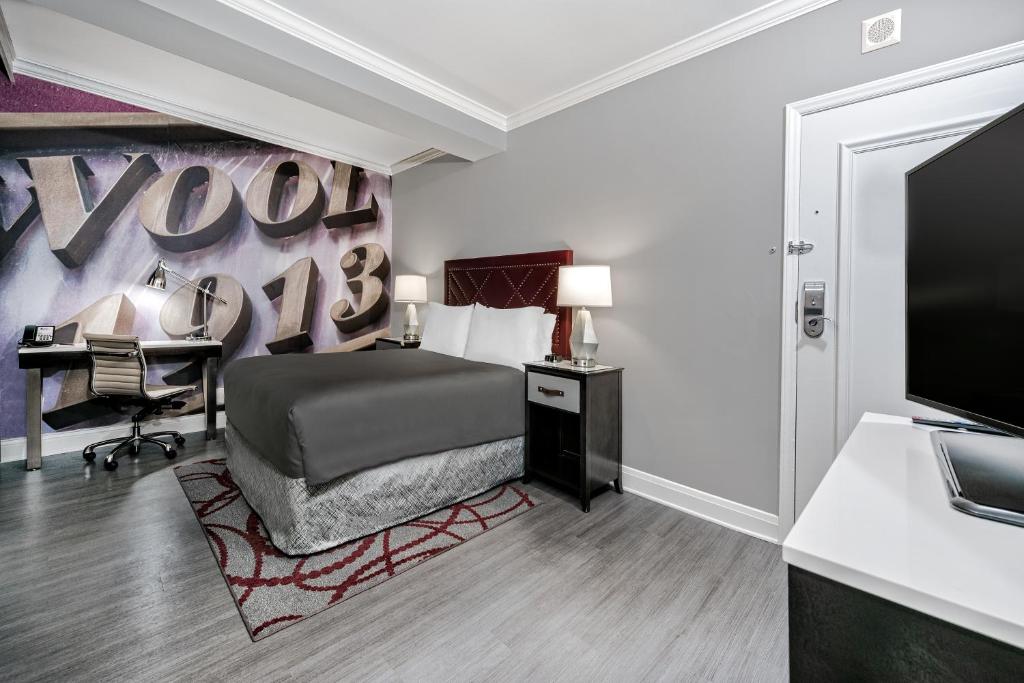 Двухместный (Номер с кроватью размера «queen-size» - Подходит для гостей с ограниченными физическими возможностями) отеля Hotel Indigo Dallas Downtown, an IHG Hotel, Даллас