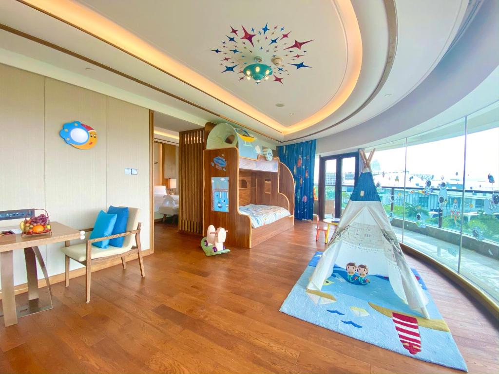 Сьюит (1 King 1 Bunk Bed Junior STE Kids Theme) курортного отеля InterContinental Sanya Haitang Bay Resort, Санья