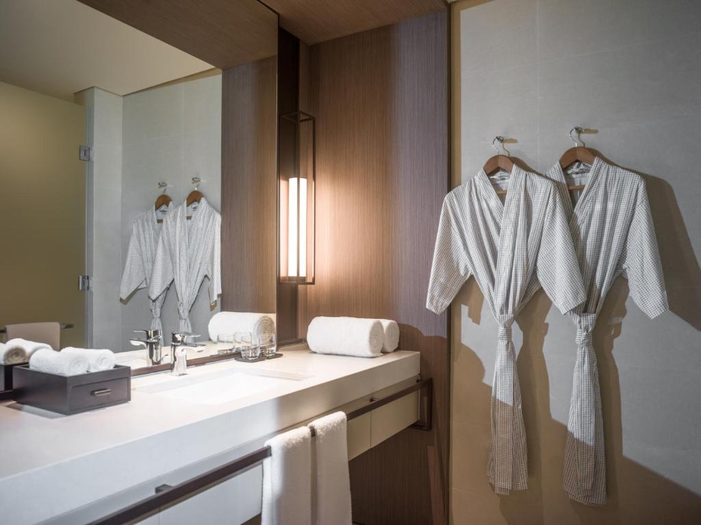 Двухместный (Улучшенный двухместный номер с 2 отдельными кроватями) отеля New World Hoiana Hotel, Хойан