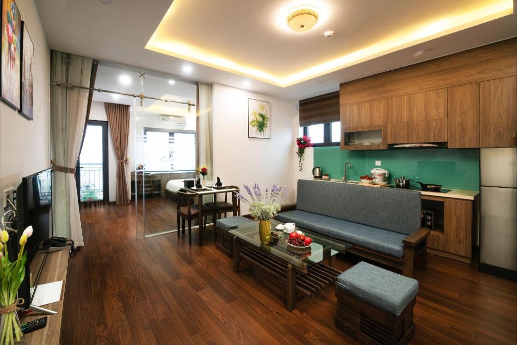 Двухместный (Двухместный номер Делюкс с 1 кроватью и балконом) отеля Bao Hung Hotel & Apartment, Ханой