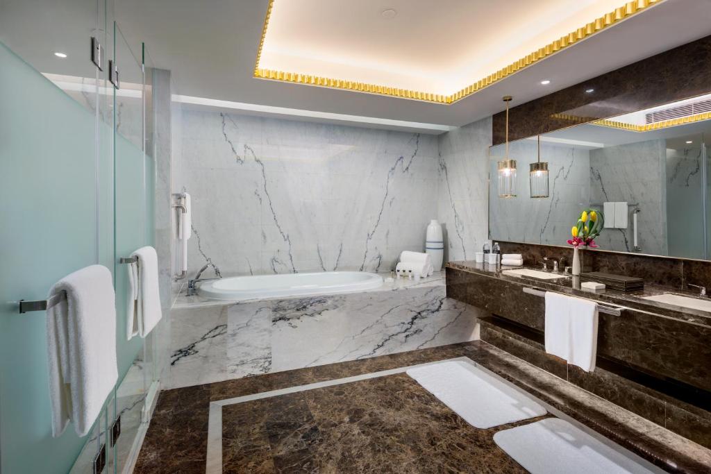 Сьюит (1 King Bed 1 Bedroom Suite Living Area) отеля InterContinental Shanghai Puxi, Шанхай