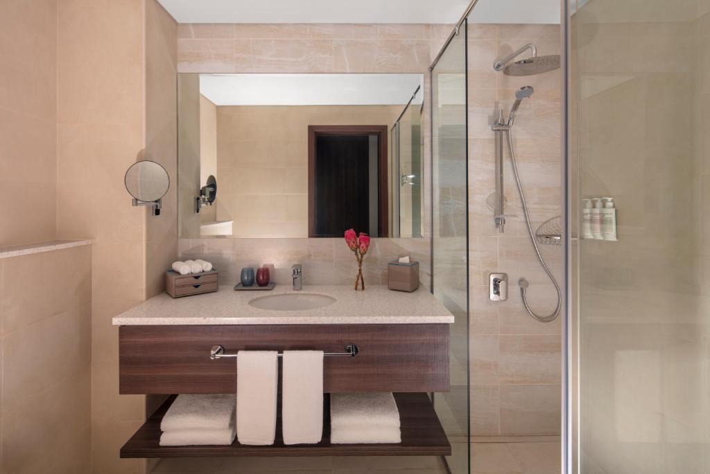 Апартаменты (Пакет услуг «Домашний отпуск» - Апартаменты с 1 спальней, ужин включен) апарт-отеля Avani Palm View Dubai Hotel & Suites, Дубай