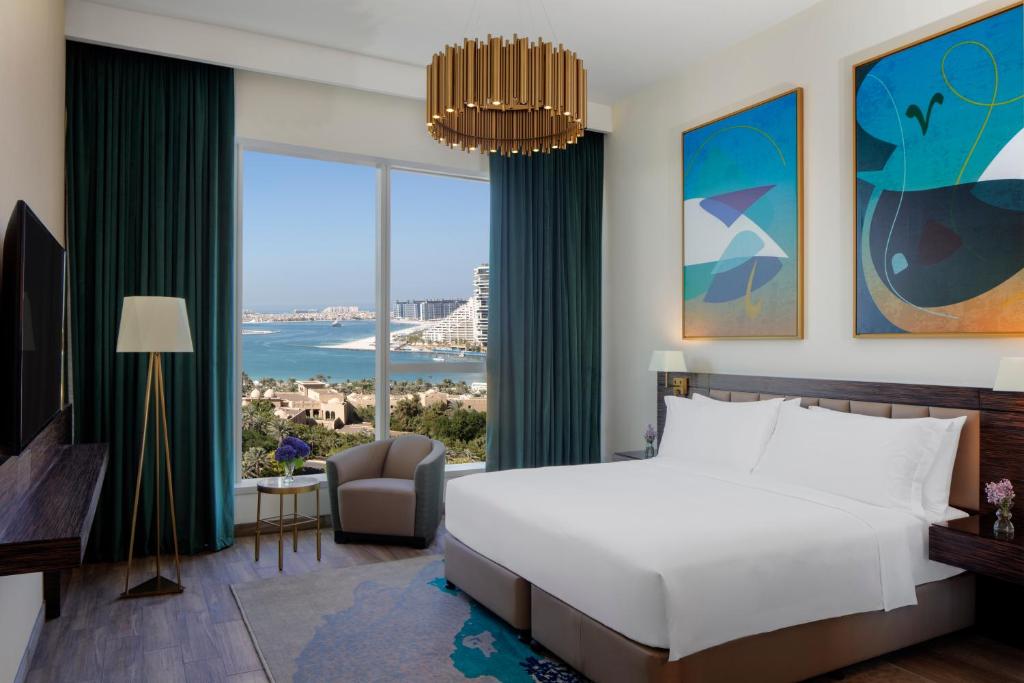 Апартаменты (Улучшенные апартаменты с 1 спальней и видом на море) апарт-отеля Avani Palm View Dubai Hotel & Suites, Дубай
