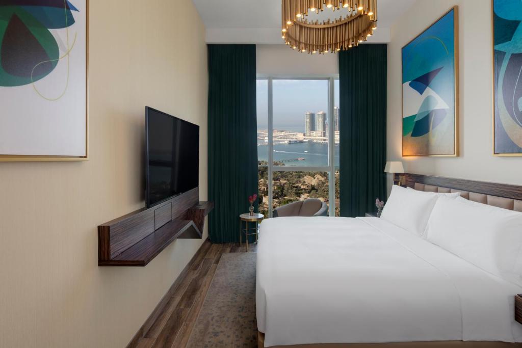 Апартаменты (Улучшенные апартаменты с 2 спальнями и видом на море) апарт-отеля Avani Palm View Dubai Hotel & Suites, Дубай