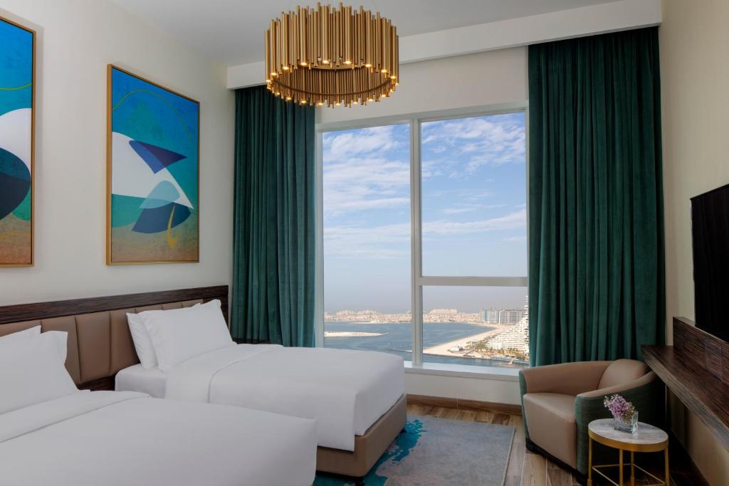 Апартаменты (Пакет услуг «Домашний отпуск» - Улучшенные апартаменты с 3 спальнями и видом на море, ужин включен) апарт-отеля Avani Palm View Dubai Hotel & Suites, Дубай