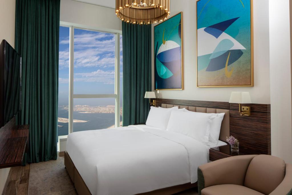 Апартаменты (Улучшенные апартаменты с 3 спальнями и видом на море) апарт-отеля Avani Palm View Dubai Hotel & Suites, Дубай
