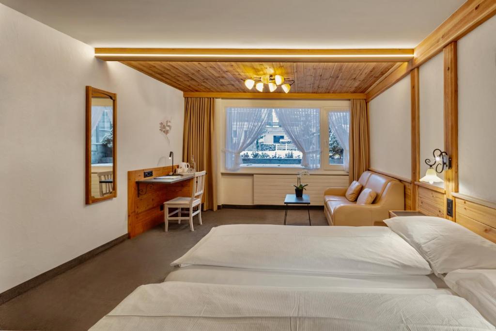 Двухместный (Бюджетный двухместный номер с 2 отдельными кроватями) отеля Hotel Antika, Церматт