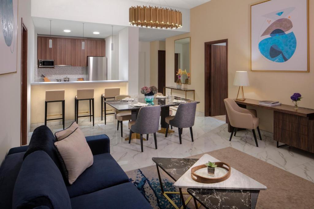 Апартаменты (Пакет услуг «Домашний отпуск» - Улучшенные апартаменты с 2 спальнями, ужин включен) апарт-отеля Avani Palm View Dubai Hotel & Suites, Дубай