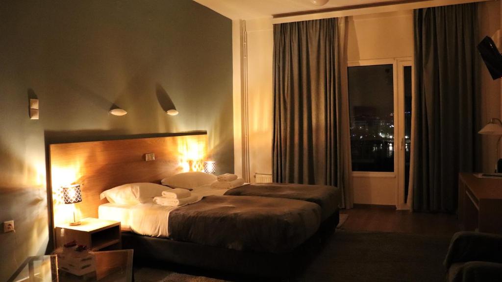 Семейный (Улучшенный двухместный номер с 2 отдельными кроватями и видом на море) отеля Hara Hotel, Халкида