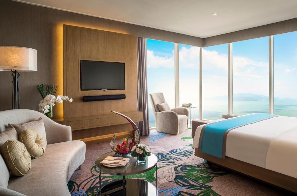 Сьюит (Представительский люкс с кроватью размера «king-size») курортного отеля InterContinental Nha Trang, Нячанг