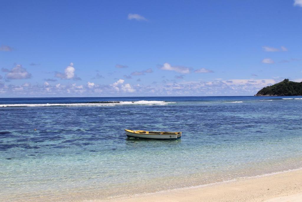 Вилла (Вилла с 4 спальнями рядом с пляжем), Beach House at Anse Forbans